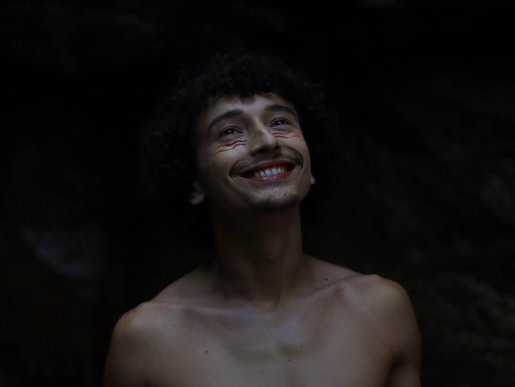 Eric Max durante filmagens do clipe Xibé Ri Tapywara - A canção do Rio Negro